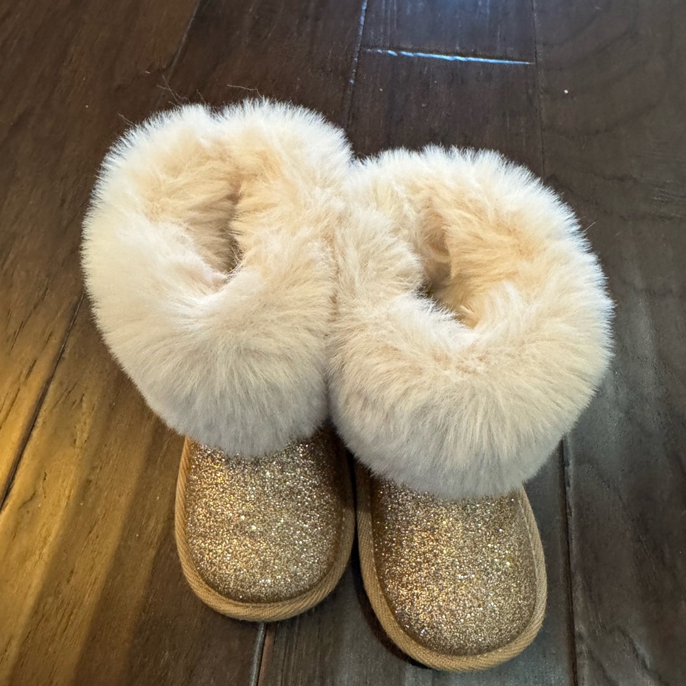 New Sparkling Gold Kids Boots with Plush Fur - Picture 5 of 5